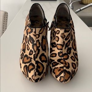 Sam Edelman calfskin leopard booties sz 9